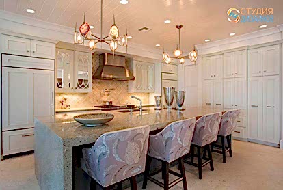 Классический дизайн светлой кухни 18м2