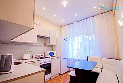 Современный дизайн светлой кухни 9м2